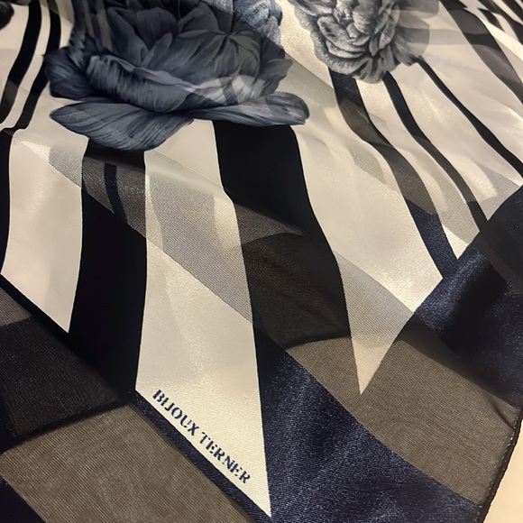 Scarf - Picture 6 of 6